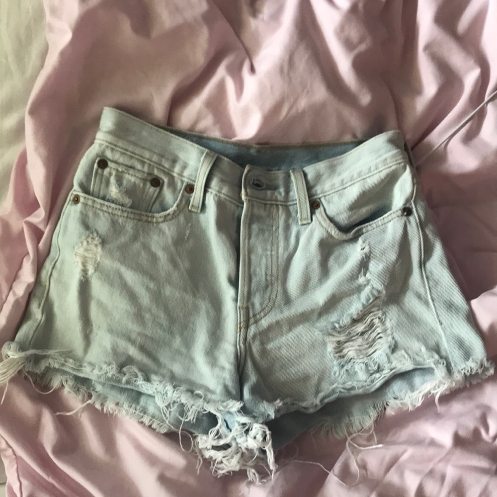 Light wash Levi shorts: med/high wasted